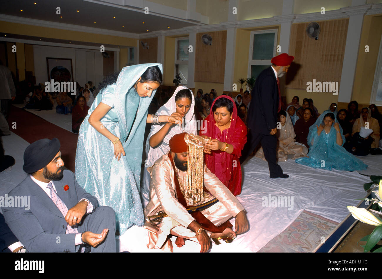 Soeurs épouses de mariage Sikh Gurdwara Voile Grooms dépose Shepherds Bush London England Banque D'Images
