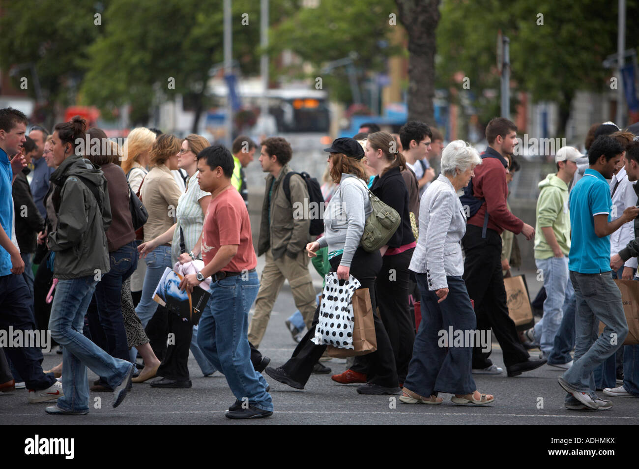 Les personnes qui traversent une intersection achalandée sur oconnell street dublin pendant les heures de pointe Banque D'Images
