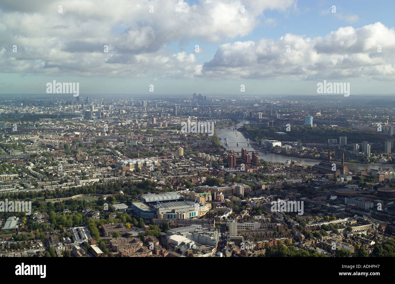 Vue aérienne de Chelsea à Londres avec Chelsea Stamford Bridge du terrain de football, Tamise et vues du centre de Londres Banque D'Images