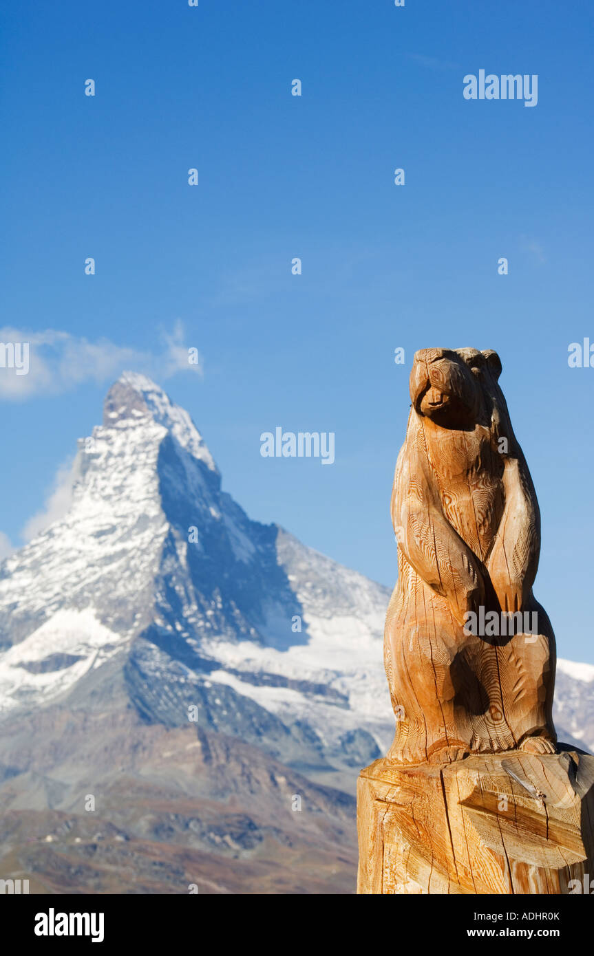 La Suisse Valais Zermatt Matterhorn Resort Alpine 4477m de sculpture sur  bois une marmotte sur le sentier des marmottes Photo Stock - Alamy