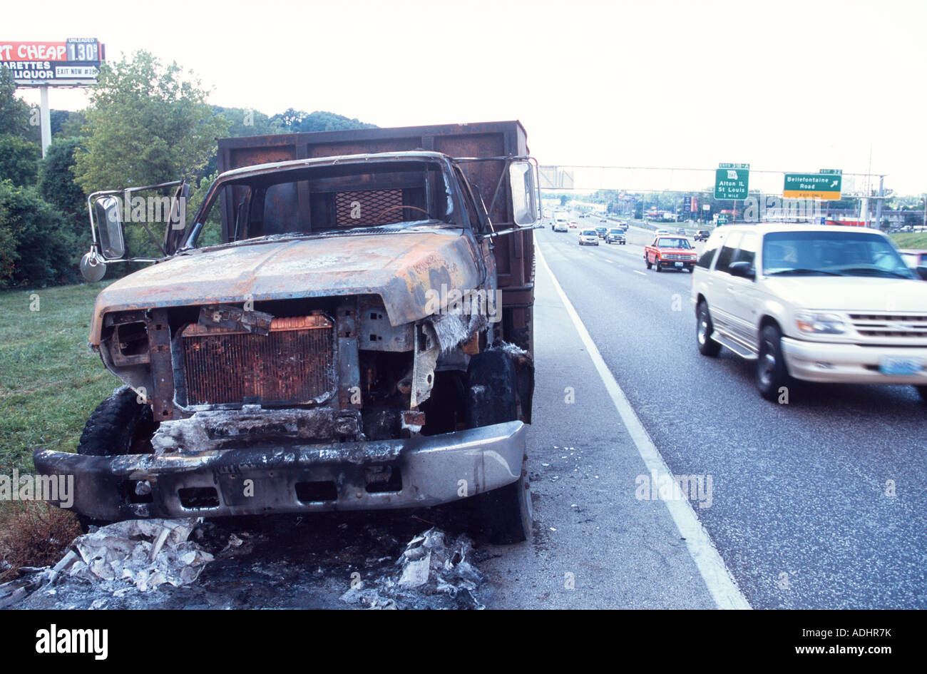 Épave brûlée sur le côté de l'autoroute. Danger pour la circulation. Missouri State Highway Patrol, St Louis, USA. Banque D'Images