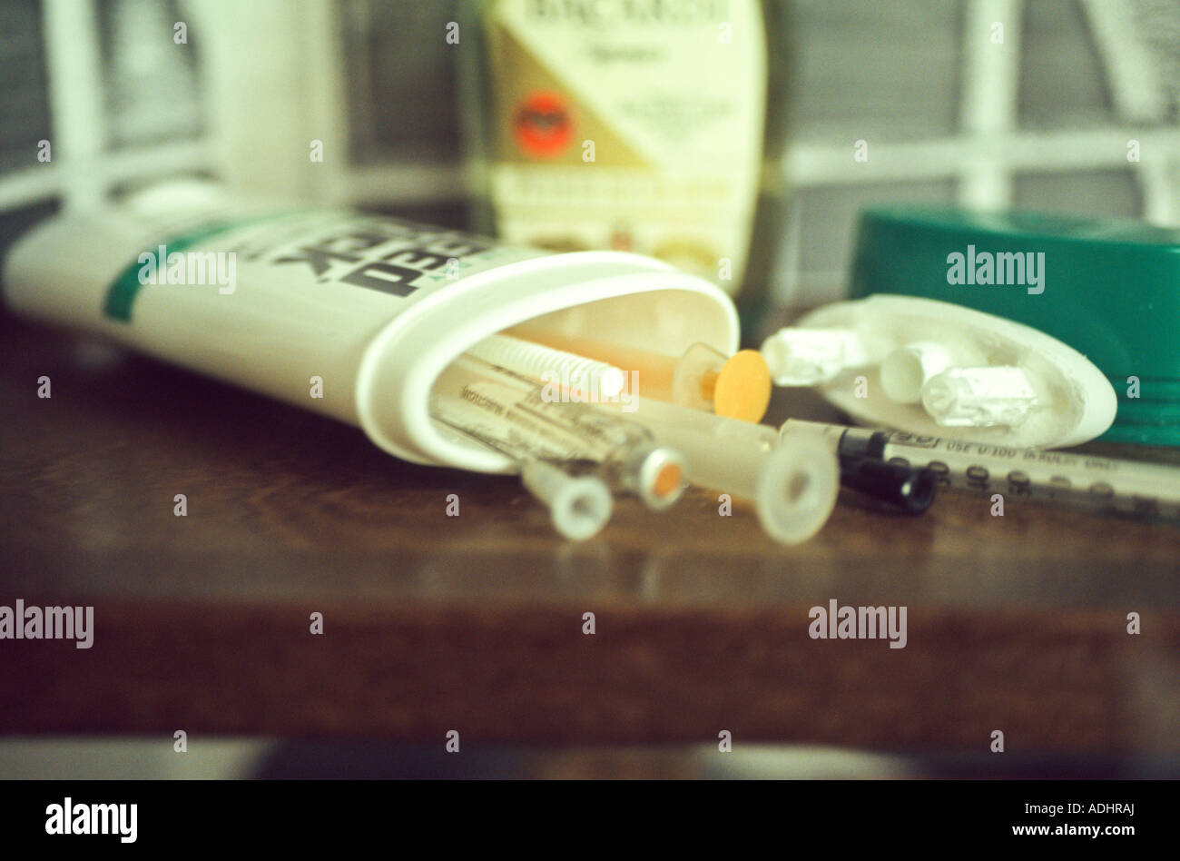 Des seringues et de la drogue cachée à l'intérieur du déodorant bouteille.  Confisqué de détenu. Pénitencier de l'État du Nebraska, aux États-Unis  Photo Stock - Alamy