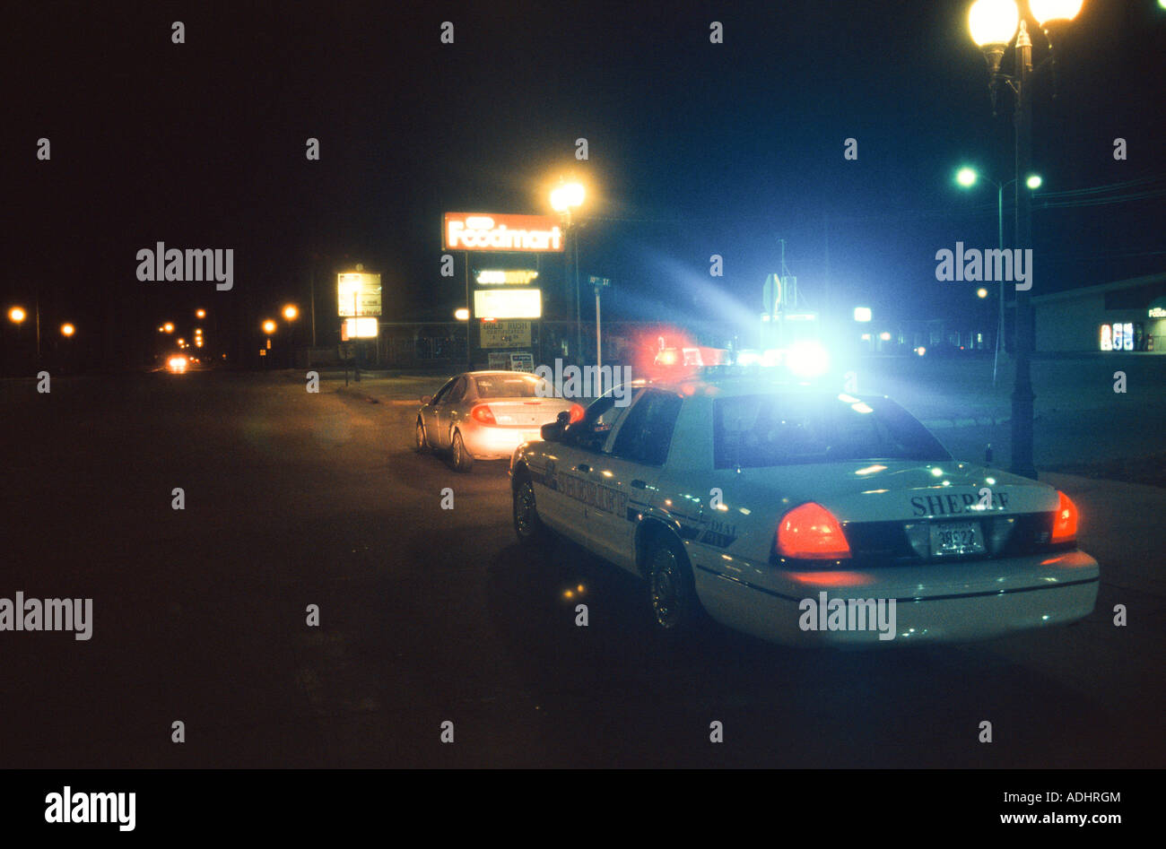 Le shérif adjoint décisions sobriété check point tard dans la nuit. Conducteur a été arrêté pour DUI. New York, USA. Banque D'Images