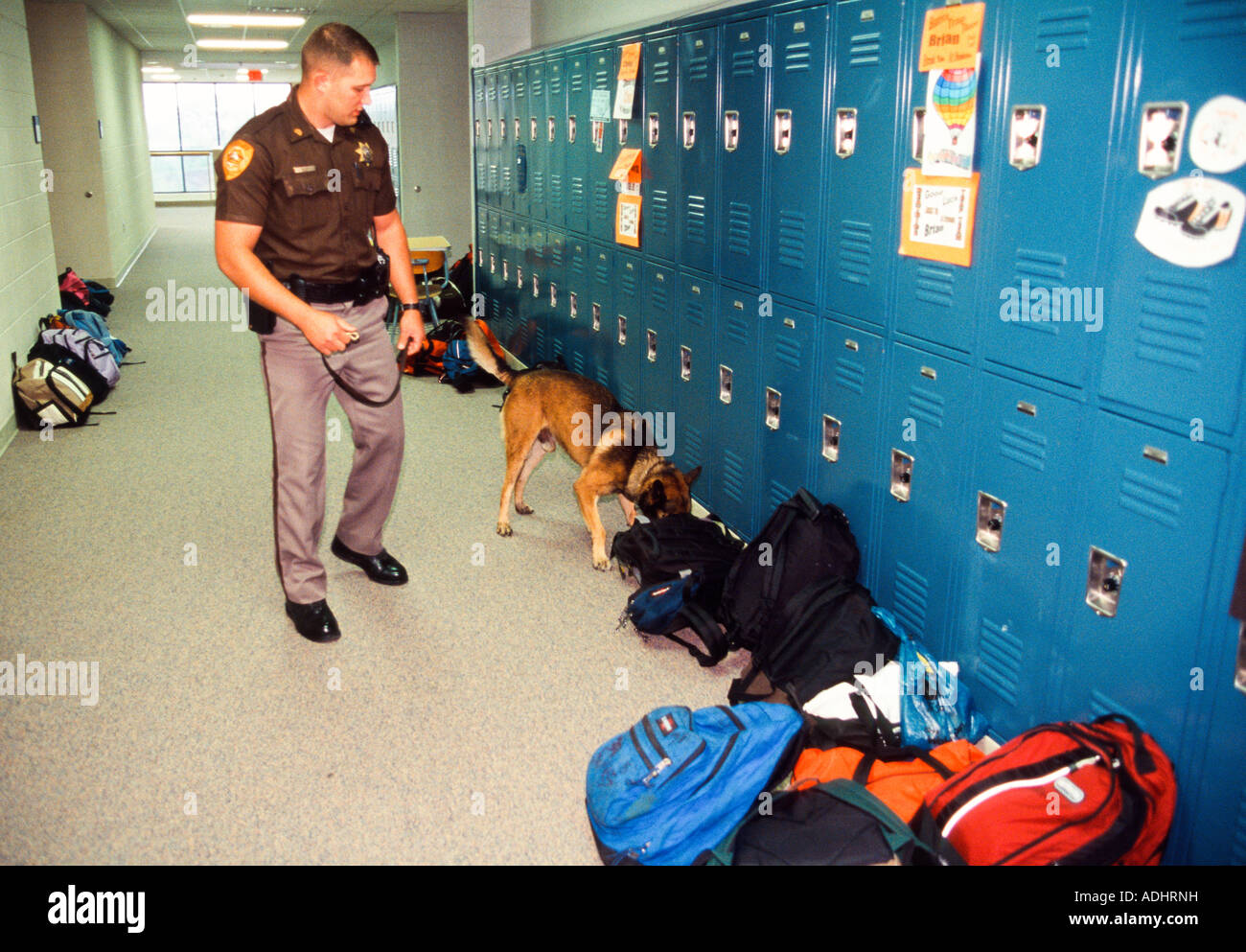 Le sergent avec K-9 Contrôle des sacs et des casiers dans US high school.  New York, USA. Saline Comté Bureau du shérif Photo Stock - Alamy