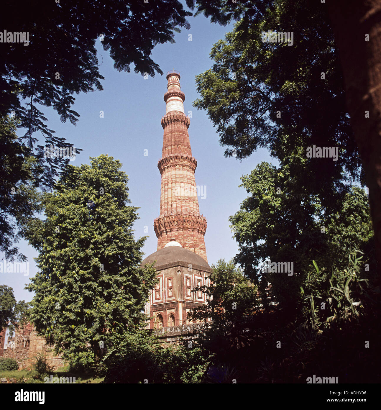 Le Qutb Minar 234 pieds de haut commencé en 1199 par Qutb ud Din première Muslem sultan de Delhi.La septième merveille de Delhi a grimpé encore Banque D'Images
