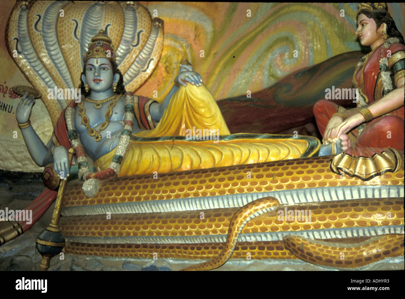 Le dieu hindou Seigneur Vishnu dépeint la détente sur le serpent, représentant la fertilité, avec son consort Lakshmi Devi. Banque D'Images