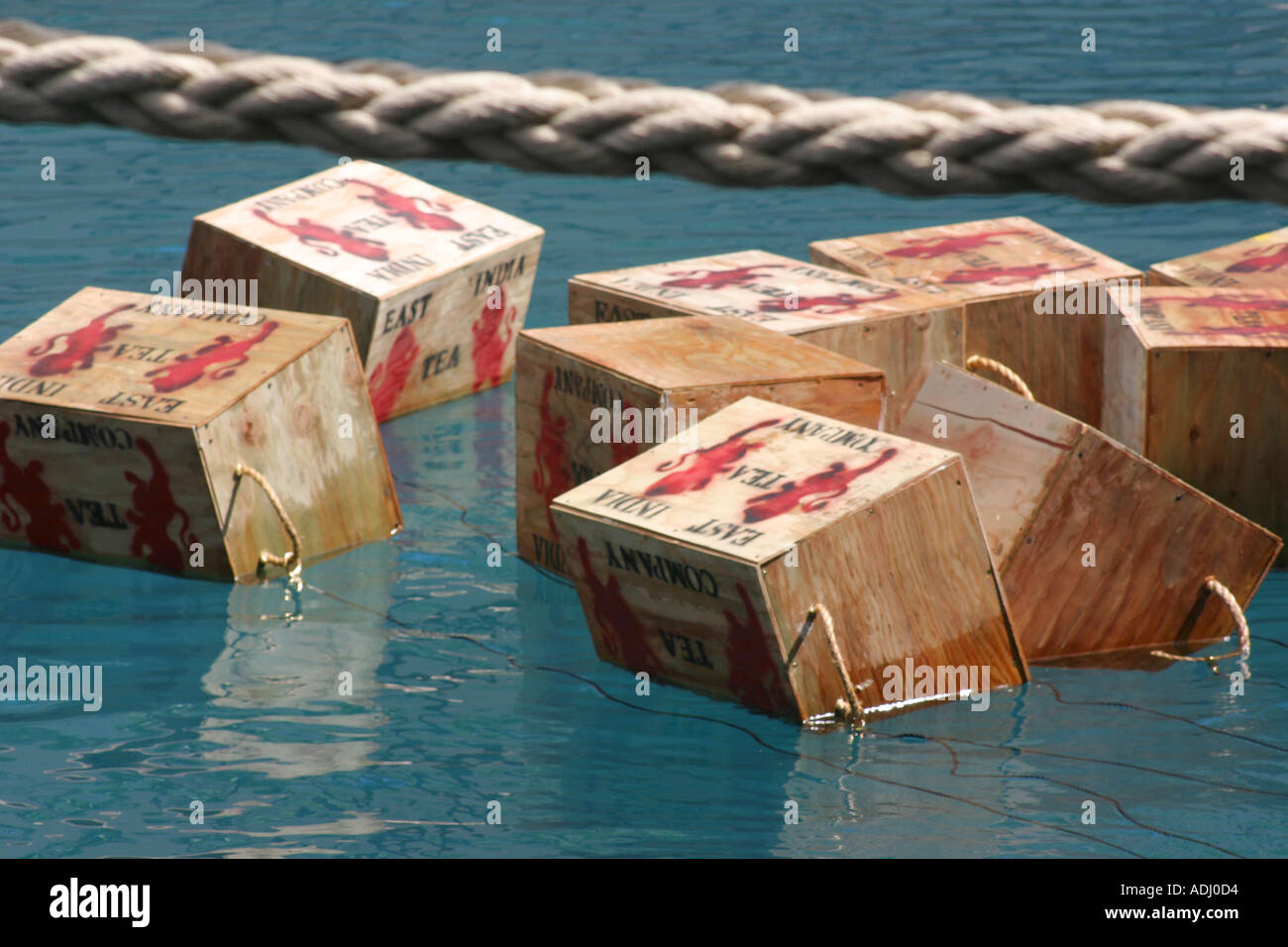 Boîtes de thé flottant dans Harbour au cours d'une reconstitution Boston Tea Party Banque D'Images
