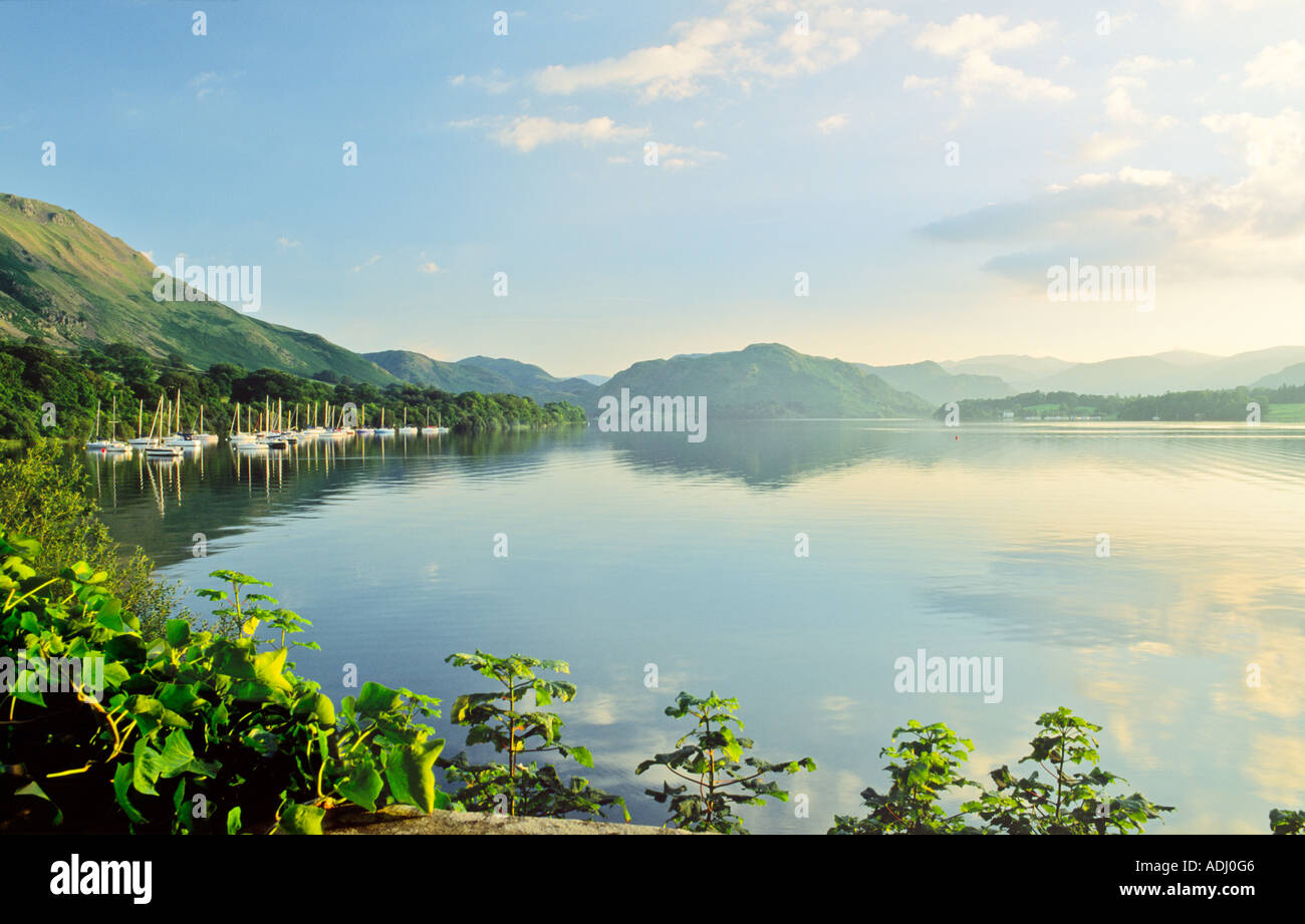 Ullswater, Parc National de Lake District, Cumbria, Angleterre. À sud-ouest vers Howtown de Sharrow Bay. Banque D'Images