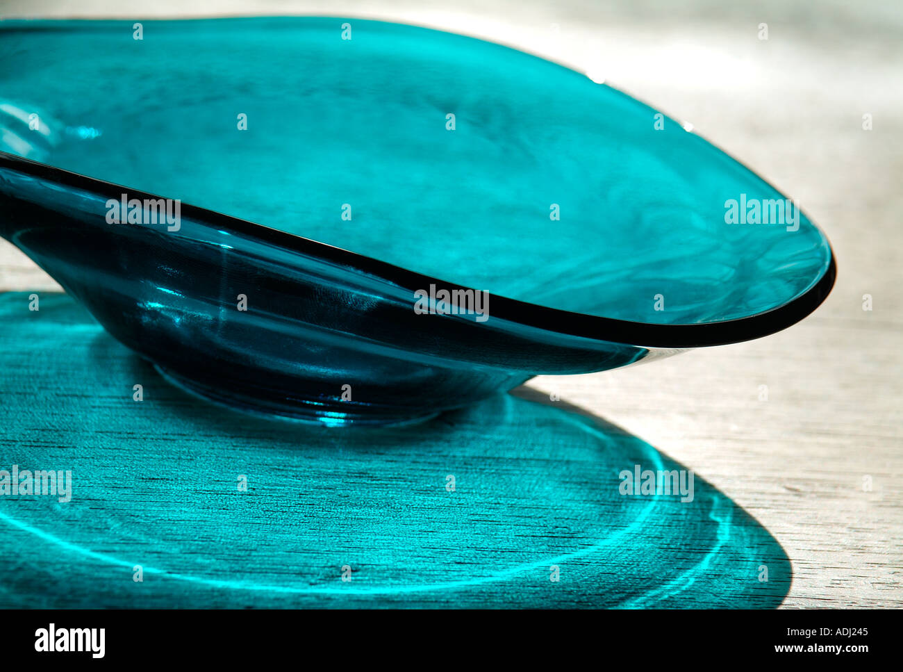 Bol en verre bleu sur la table Banque D'Images