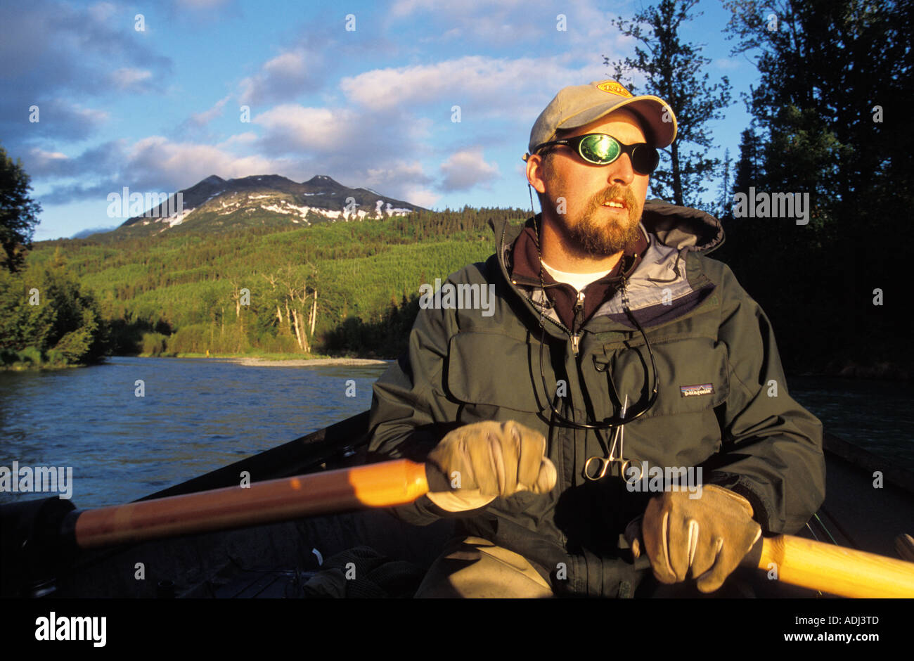 Guide de pêche d'un bateau d'aviron de dérive en Alaska Banque D'Images