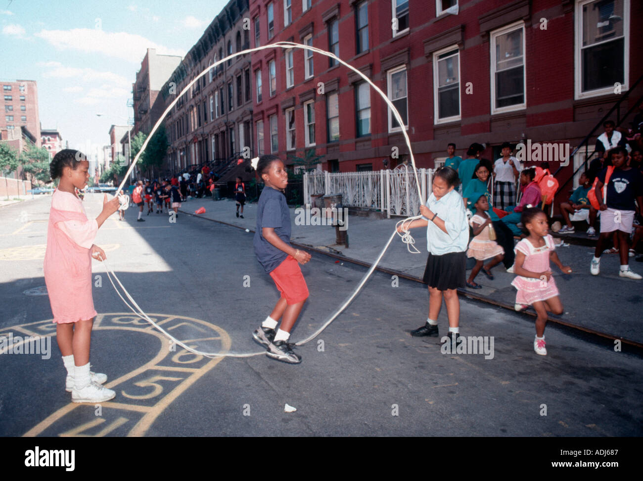 Les jeunes filles en pratique leurs compétences sur un double dutch Harlem jouer street Banque D'Images