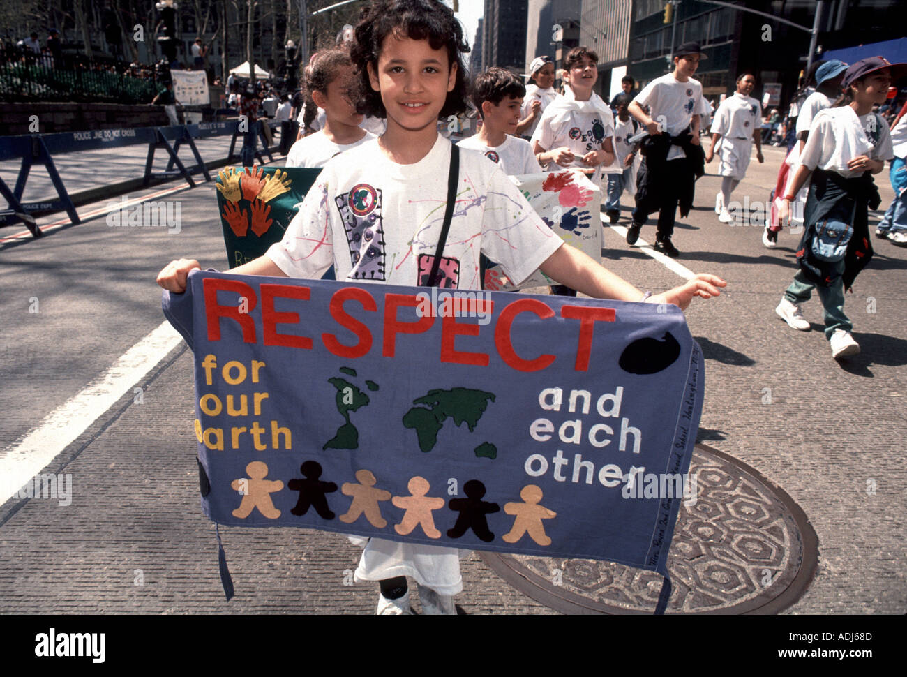 Les enfants de l'école en mars la Parade pour la planète le jour de la Terre 1995 Banque D'Images