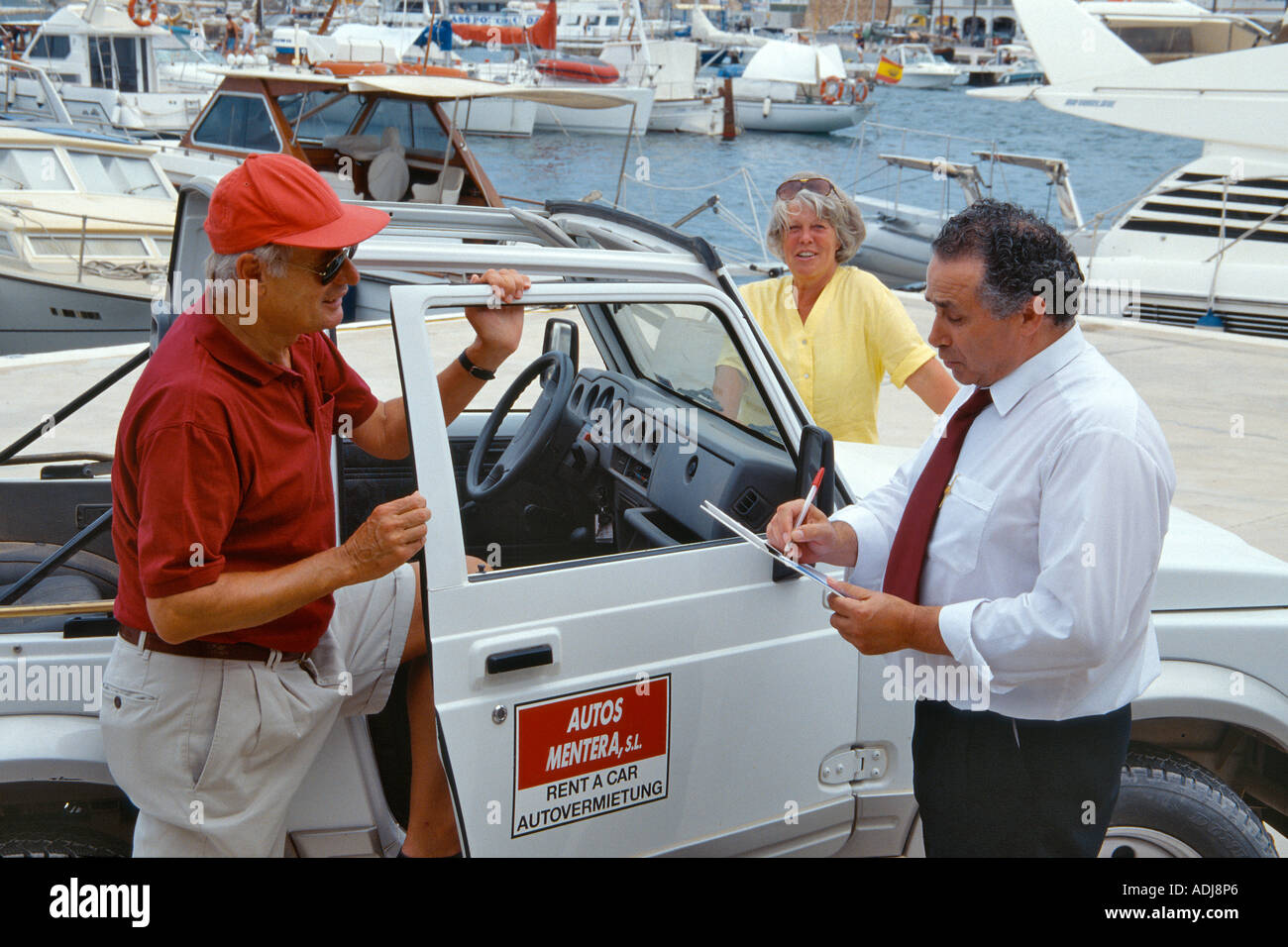 Seniorenpaar mietet Spanien Ibiza Yachthafen Jeep Banque D'Images