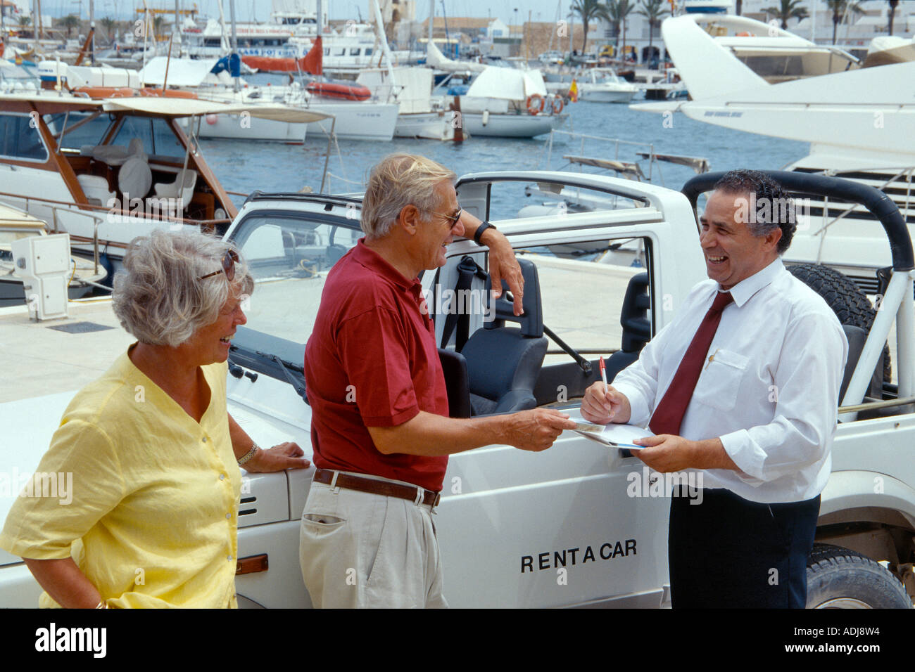 Seniorenpaar mietet Spanien Ibiza Yachthafen Jeep Banque D'Images