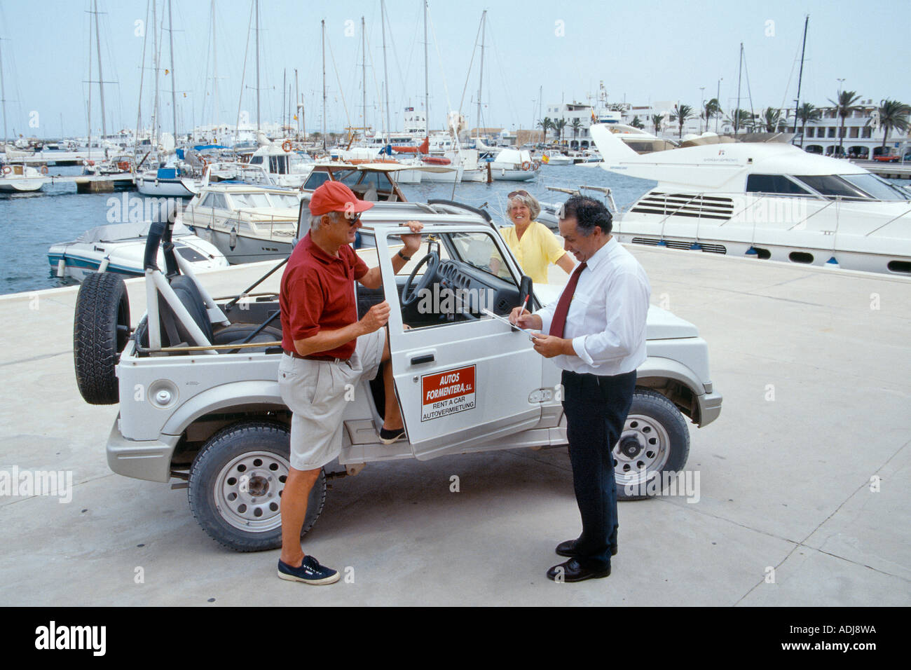 Seniorenpaar mietet Spanien Ibiza Yachthafen Jeep Banque D'Images