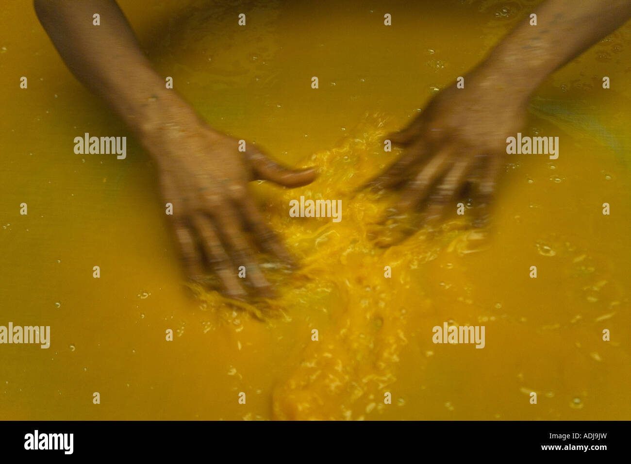 La fabrication du papier à la manière traditionnelle Myanmar Banque D'Images