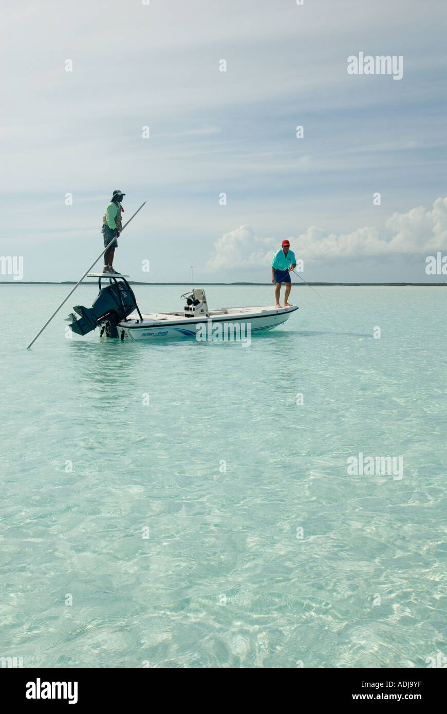 Une plus grande BAHAMA EXUMA Pêcheur de mouche Pêche en os- eaux vert émeraude. Banque D'Images