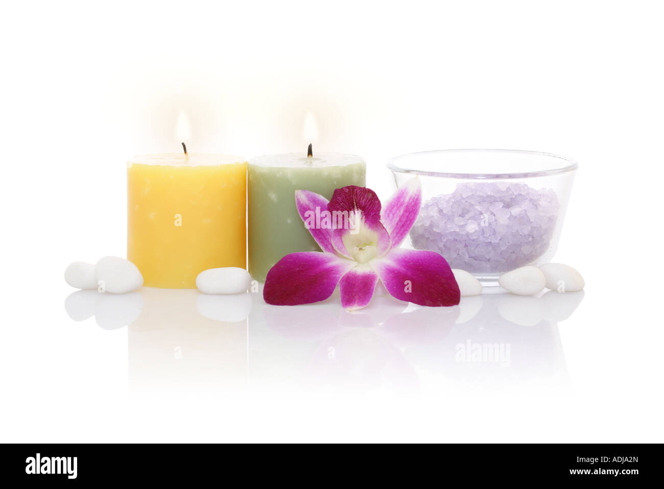 Bougies aromatiques, sels de bain et Orchid avec réflexion sur fond blanc Banque D'Images