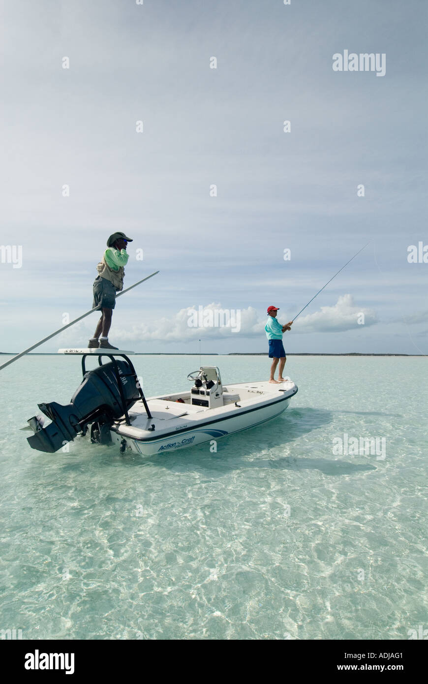 Une plus grande BAHAMA EXUMA Fly- pêcheur La pêche dans les eaux émeraude de l'os. Banque D'Images