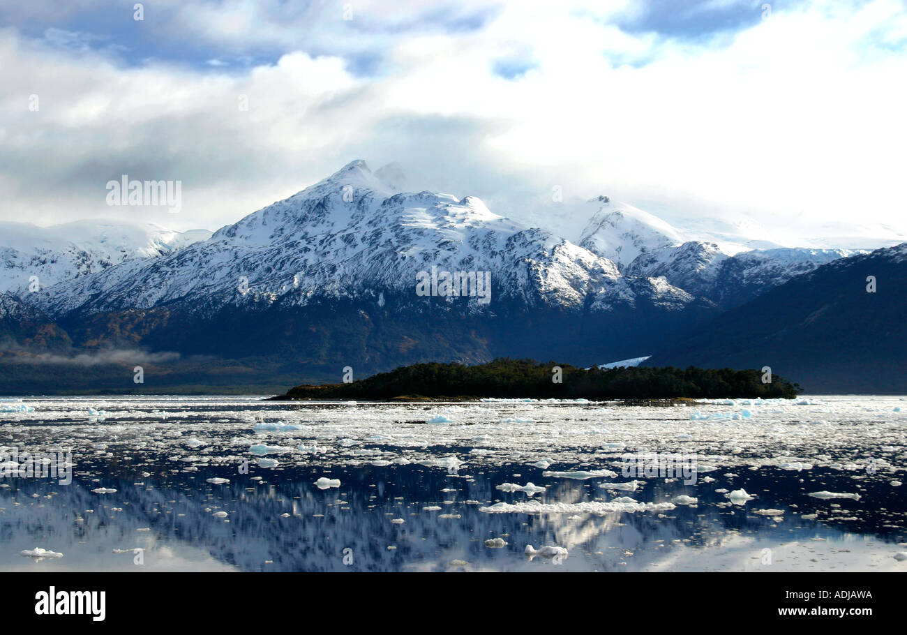 Des fragments de glace des glaciers vêlé flottent sur les fjords du Chili Patagonie Banque D'Images
