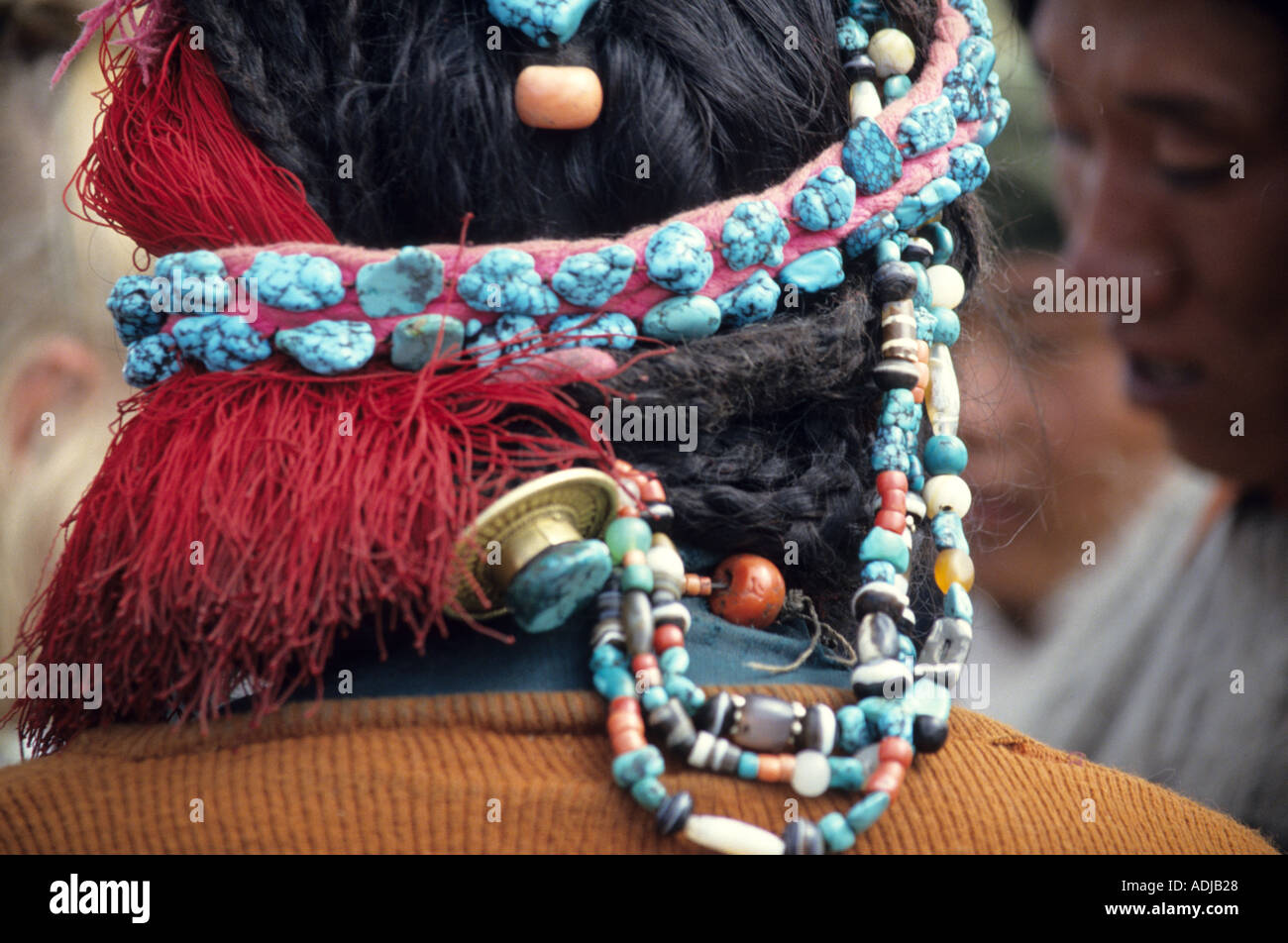 Nomade tibétain bijoux turquoise traditionnelles portant sur sa tête et cou,Tibet, Chine Banque D'Images