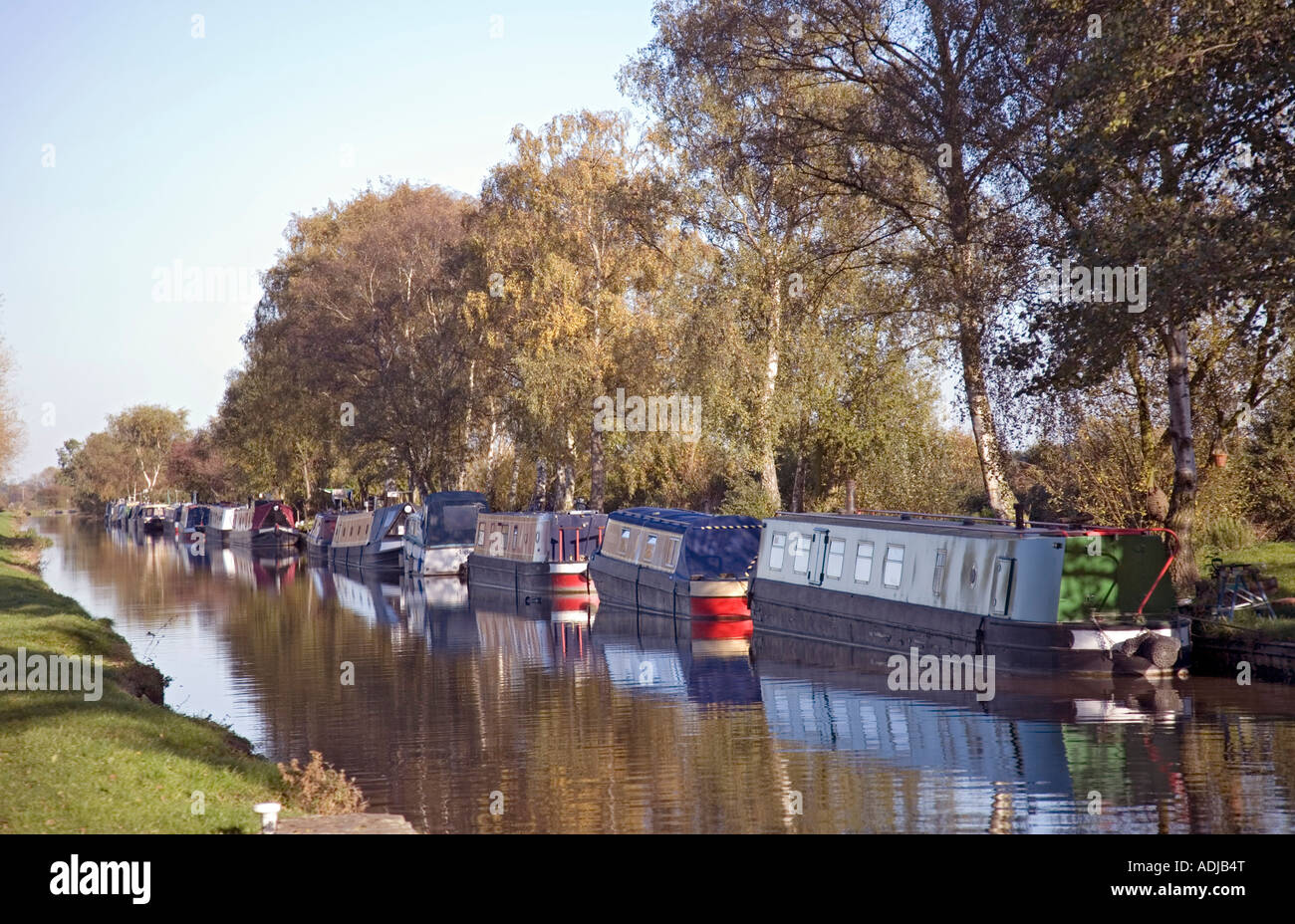 Bateaux péniches amarrées en automne canal navigable Fradley Staffordshire Banque D'Images