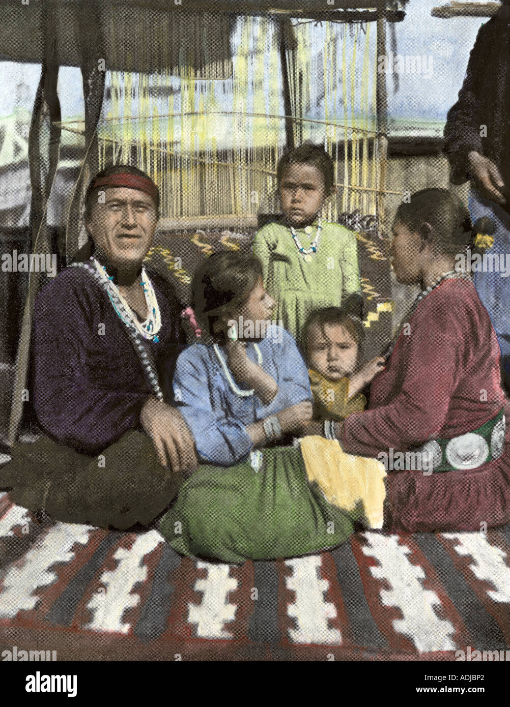 Famille Navajo assis en face de leur couverture sur 1900. La main, d'une photographie de demi-teinte Banque D'Images