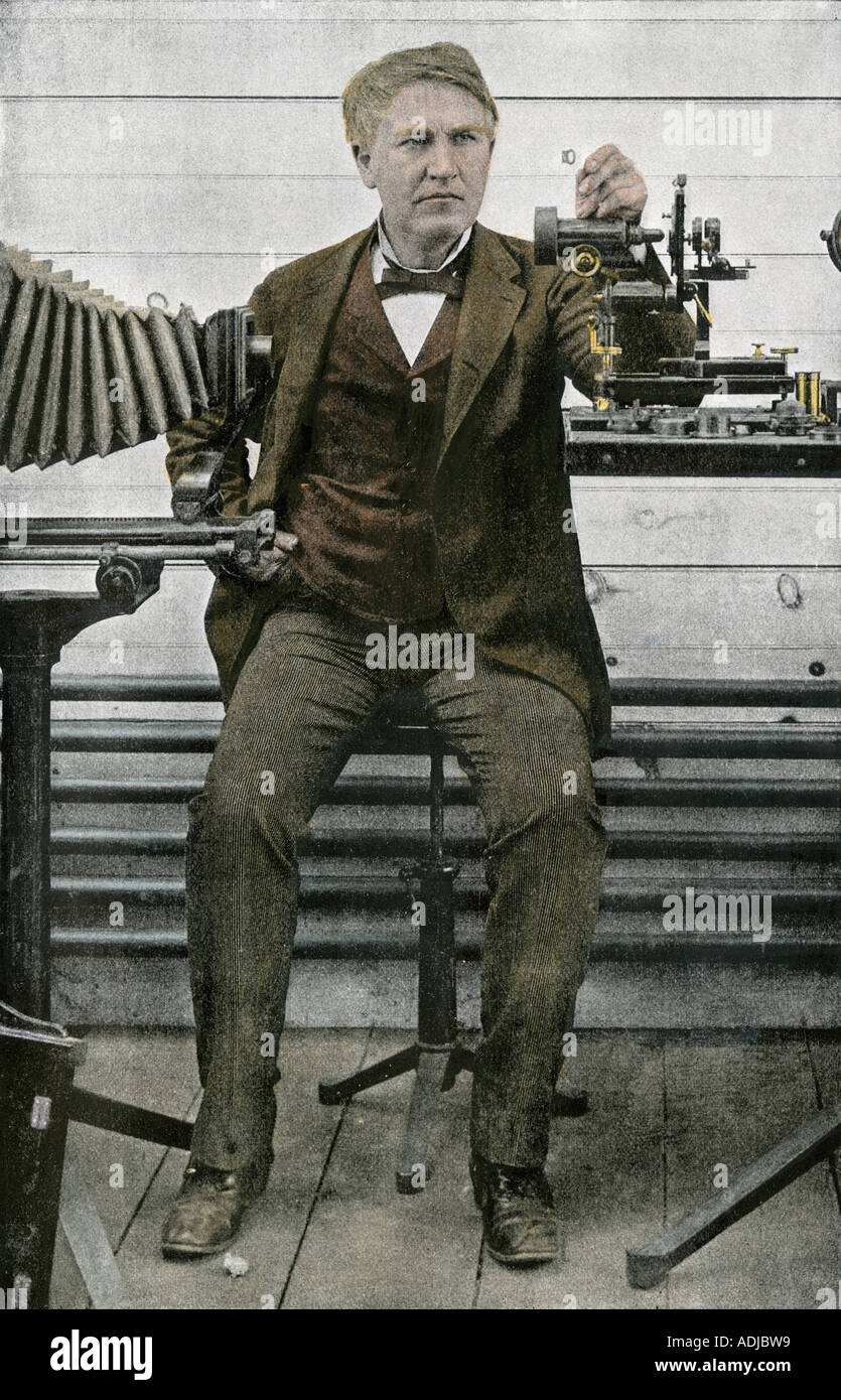 Thomas Alva Edison avec sa motion appareil photo 1893. La main, d'une photographie de demi-teinte Banque D'Images