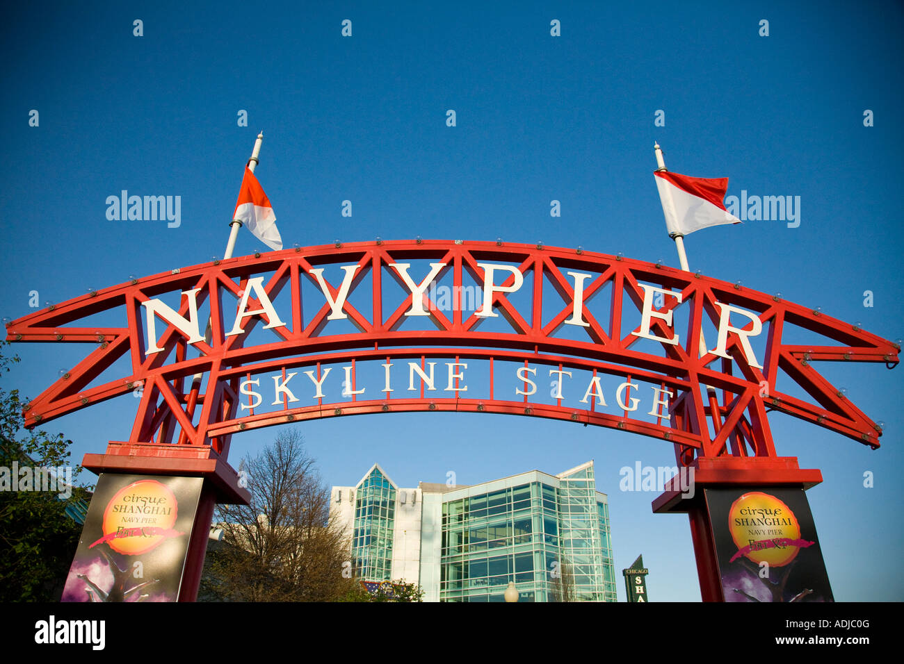 CHICAGO Illinois de Navy Pier et Stade Skyline signe avec drapeaux Shakespeare Repertory Theatre en arrière-plan Banque D'Images