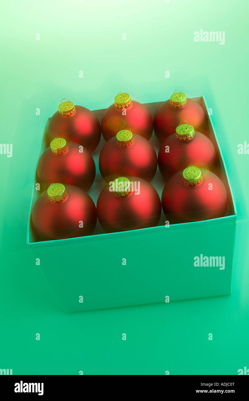 9 boules de Noël rouge floue dans l'encadré sur fond blanc avec filtre vert studio portrait Banque D'Images