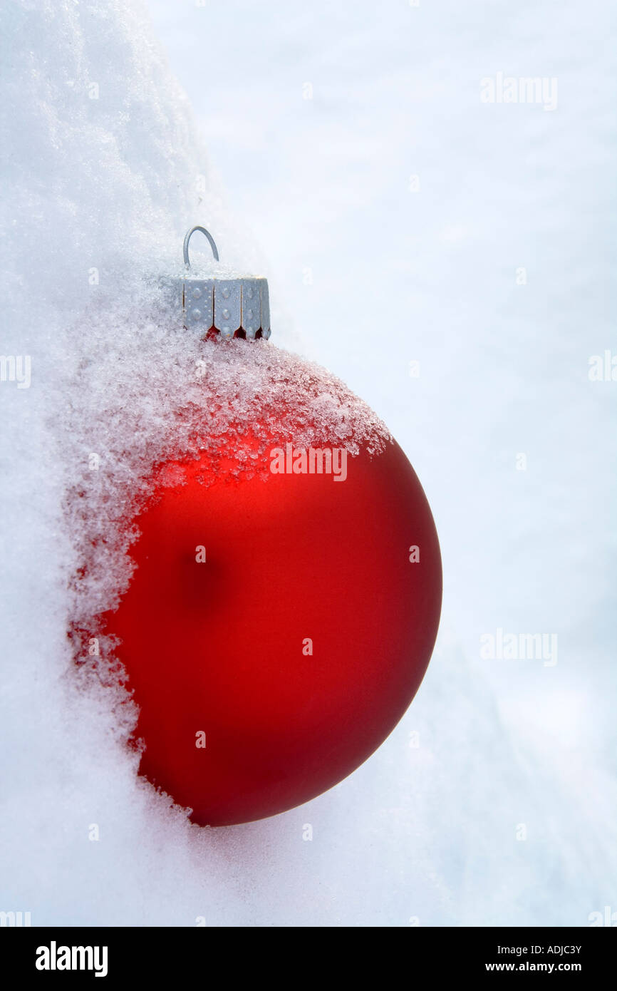 Red Christmas ball sous couverture de neige fraîche l'hiver Alaska Banque D'Images