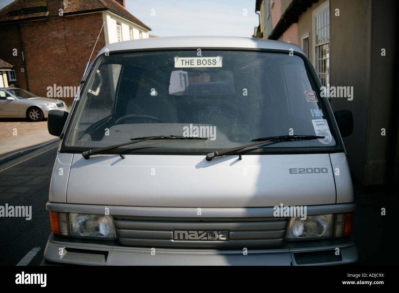 Une Mazda van avec un signe sur le pare-brise disant 'The Boss' England UK Banque D'Images