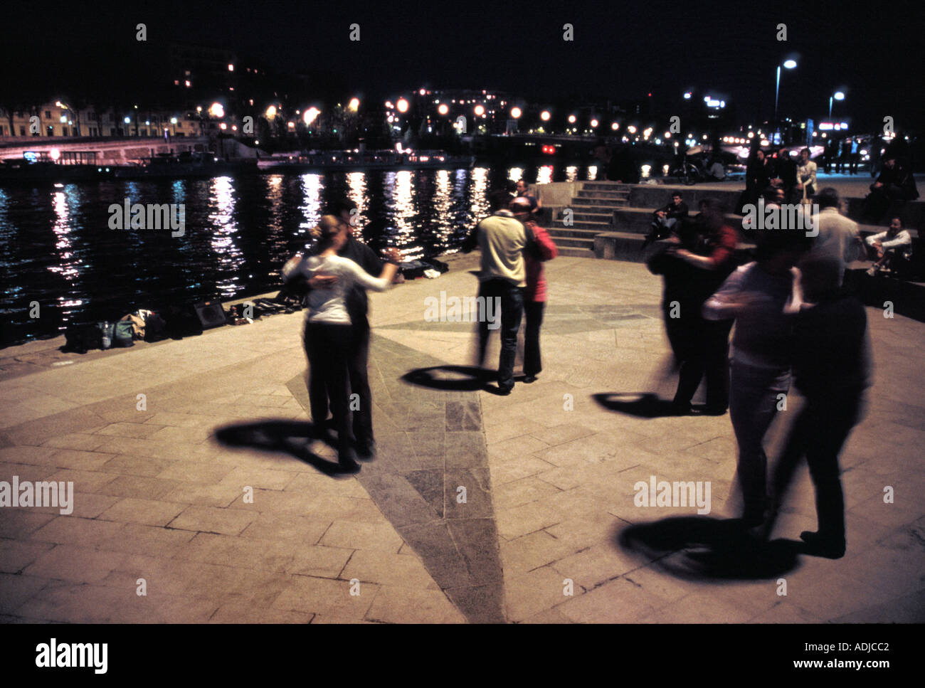 Danser au bord de la seine Banque de photographies et d’images à haute résolution Alamy