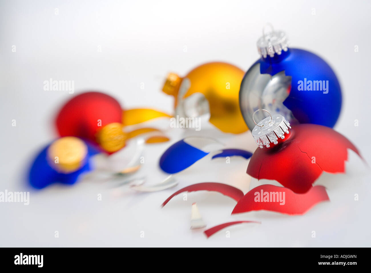 Libre de l'arbre de Noël ornements multiples ampoule cassée en morceaux à bords flous on white background studio portrait Banque D'Images