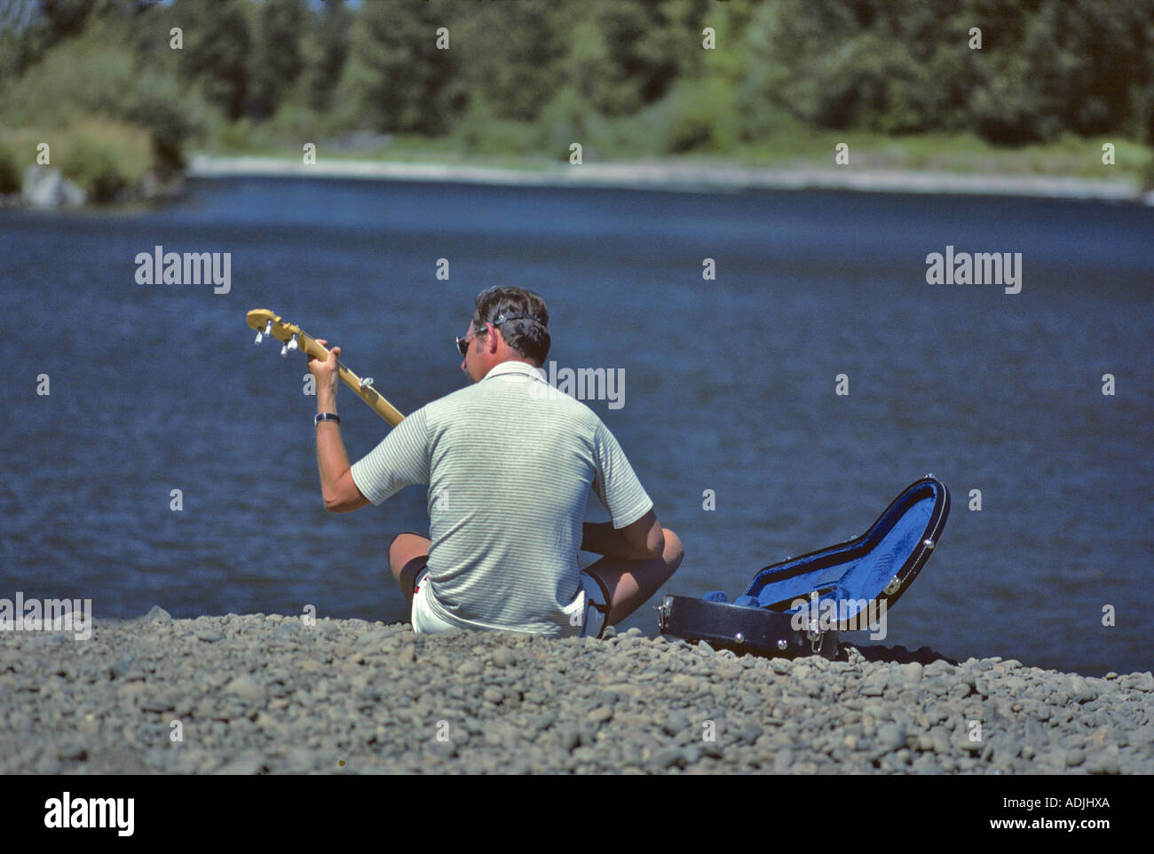 Joueur de banjo sur la rivière Willamette en Oregon Banque D'Images