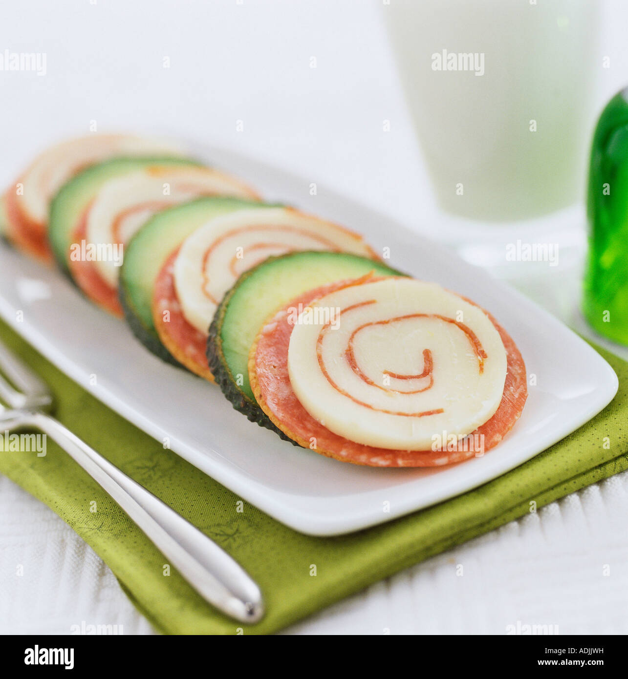 Fromage Finger Assiette de fromage pepperoni avocat finger food Photo Stock - Alamy