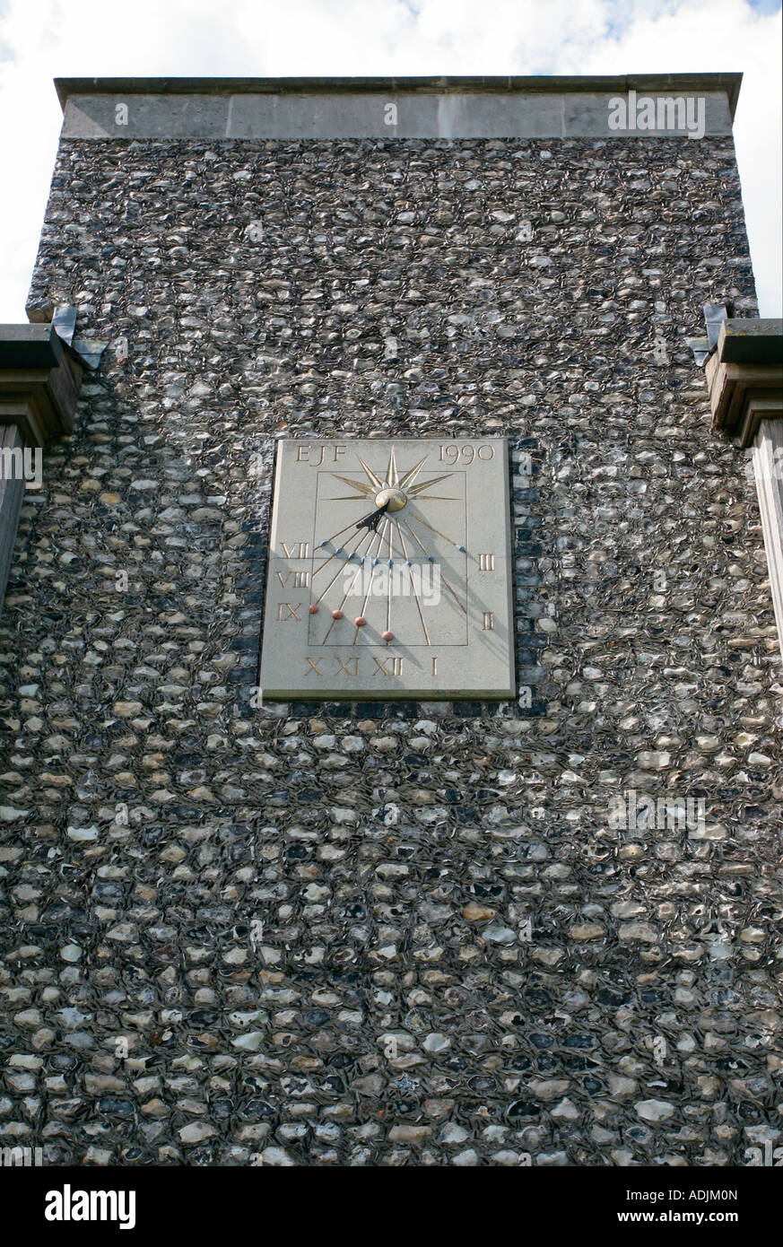 Sundial sur le mur Sussex Flint à West Dean Gardens, West Sussex, Angleterre, Royaume-Uni Banque D'Images