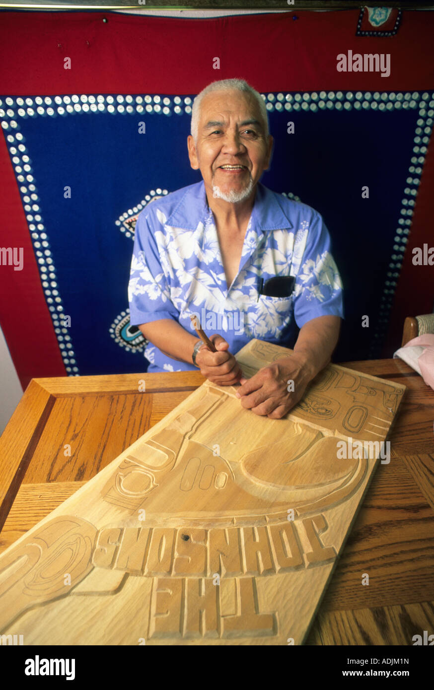 Peter Johnson, sculpteur Chilkat, Haines, Alaska, ca. 1990 Banque D'Images