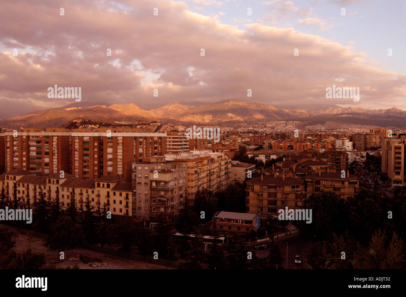 La Sierra Nevada et Grenade au crépuscule Granada Andalousie, Espagne du Sud Banque D'Images