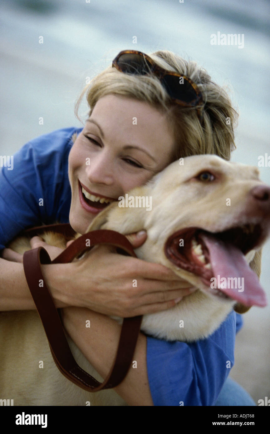 Young woman hugging her dog Banque D'Images