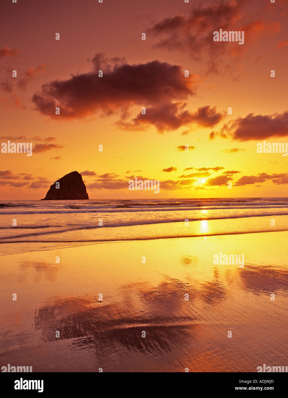 Coucher du soleil sur la plage à marée basse Cape Kiwanda Oregon Banque D'Images