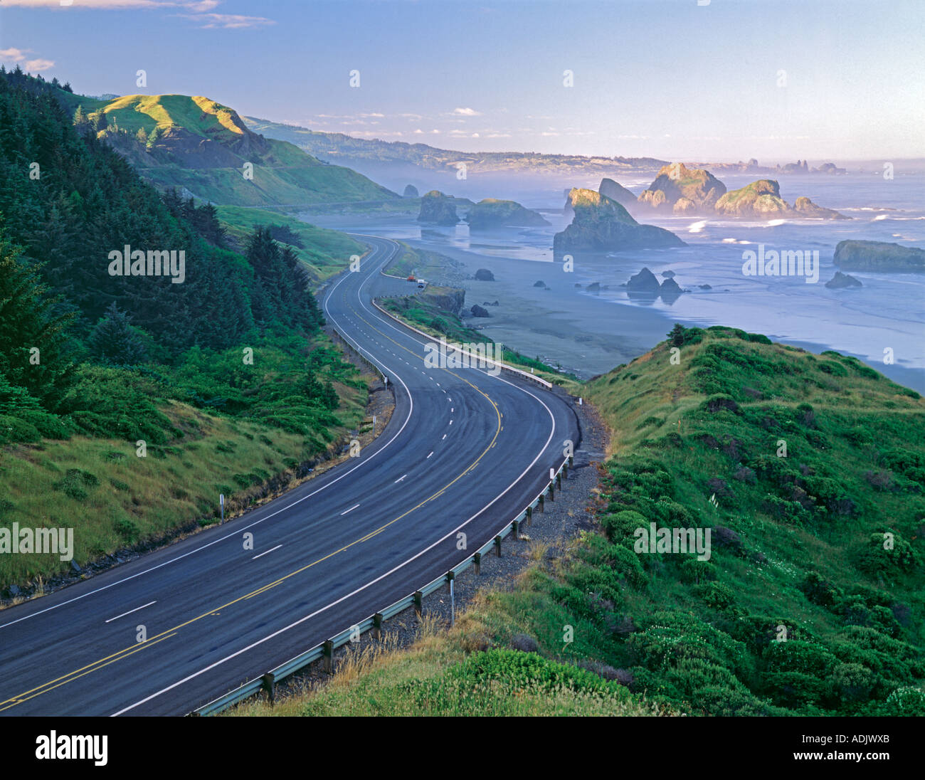 Cape Sebastian avec road au lever de l'Oregon Banque D'Images