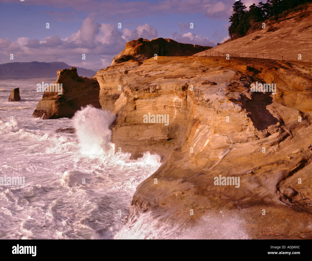 Cape Kiwanda avec des vagues au coucher du soleil l'Oregon Banque D'Images