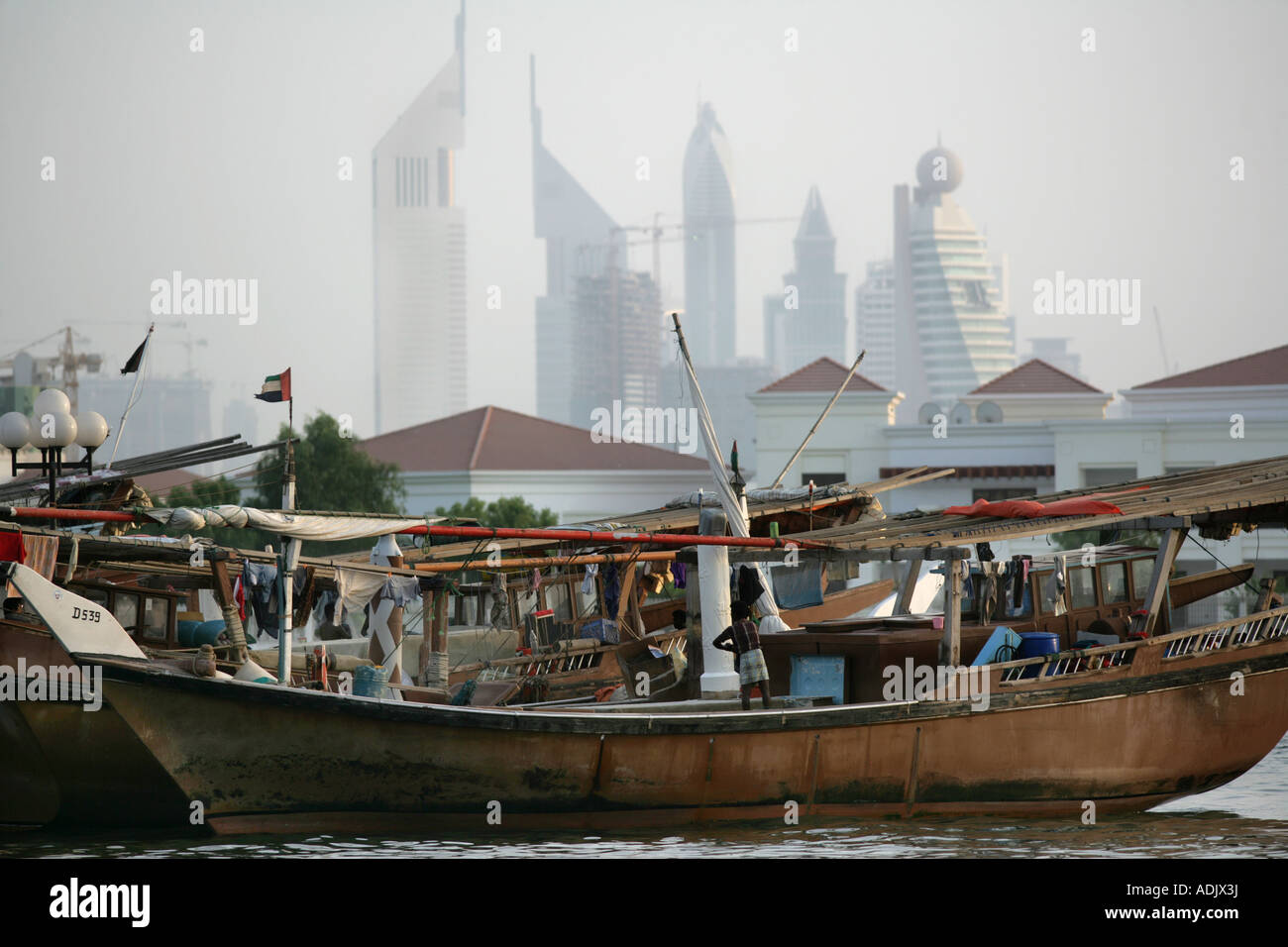 Sont, aux Émirats Arabes Unis, Dubai : Traditionell fret en bois, les dhows sips sur la crique de Dubaï. Banque D'Images