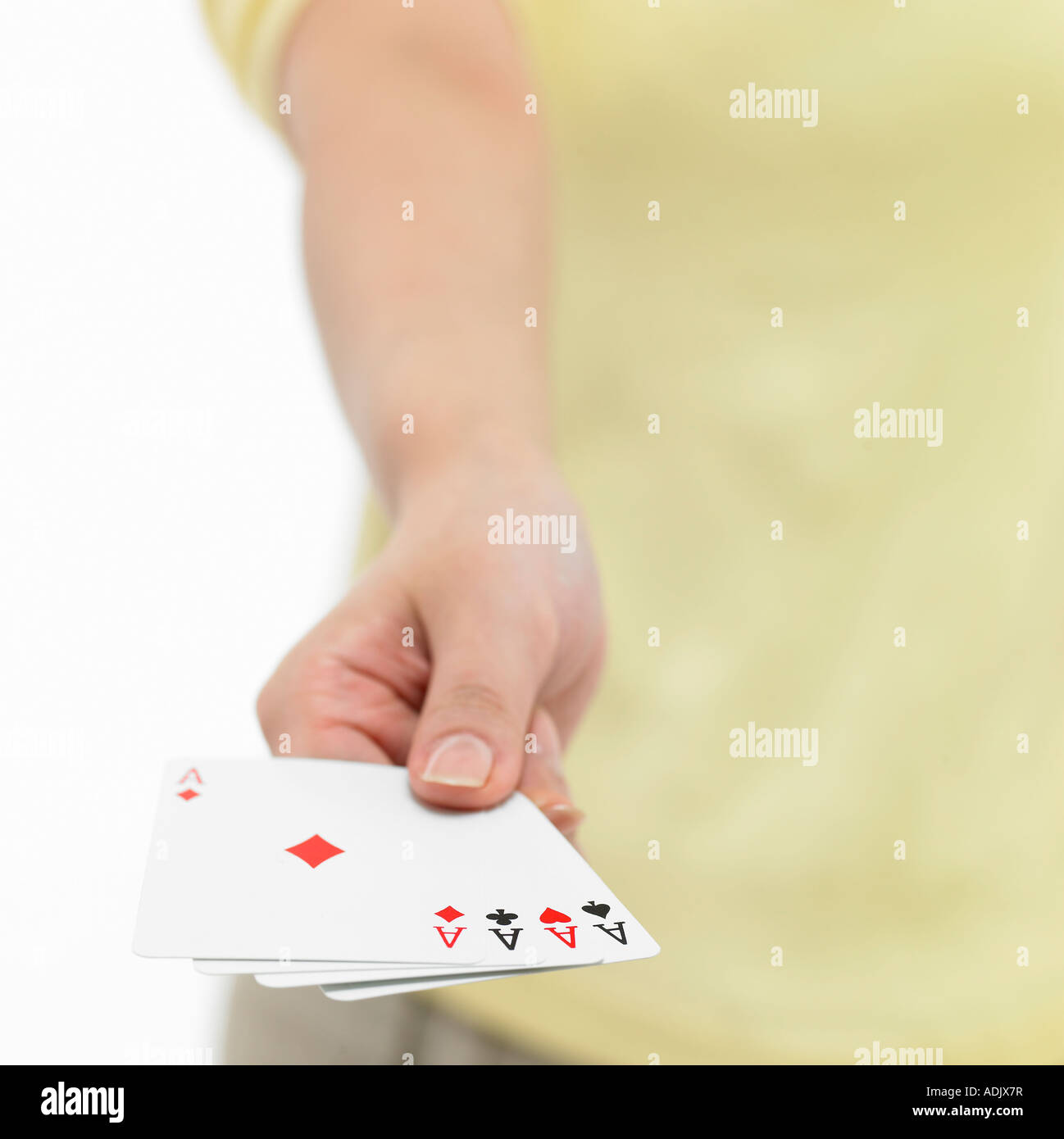 Une main tenant quelques cartes Banque D'Images