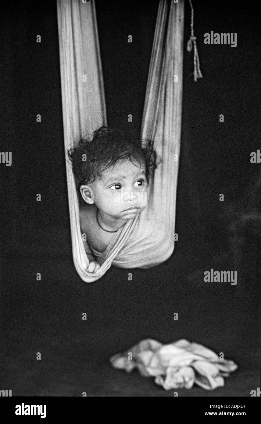 Bébé indien sortant d'un berceau temporaire fait d'un sari, d'Orissa, d'Odisha, D'INDE, d'Asie Banque D'Images