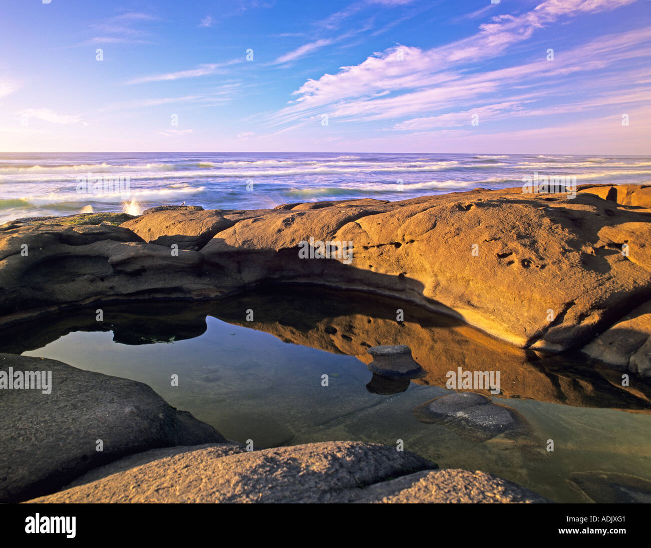 Miroir d'eau et des vagues de sables bitumineux de l'éperlan de l'Oregon State Park Banque D'Images