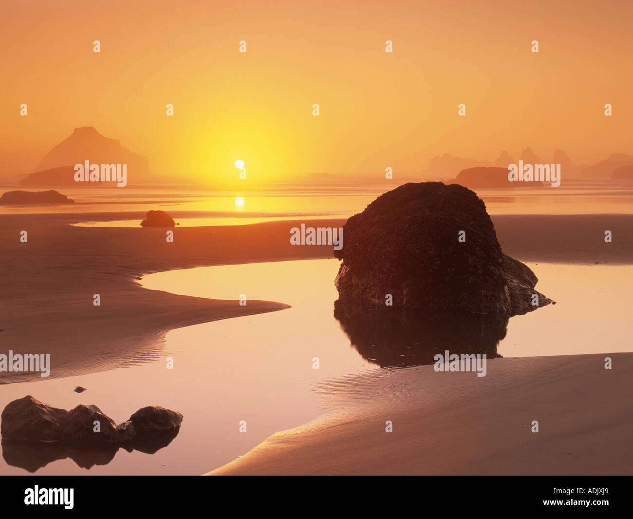 Coucher du soleil et du brouillard à marée basse Bandon Beach Oregon Banque D'Images