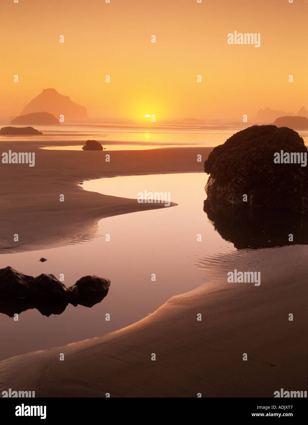 Coucher du soleil et du brouillard à marée basse Bandon Beach Oregon Banque D'Images