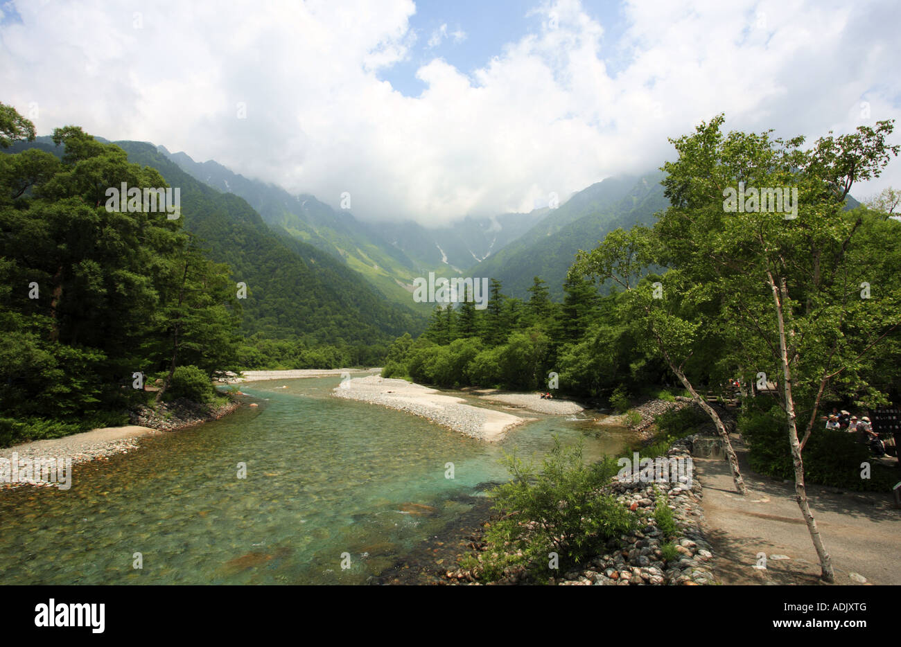 Rivière et sur la montagne dans Kamikochi, Nagano Prefecture, Japan. Banque D'Images